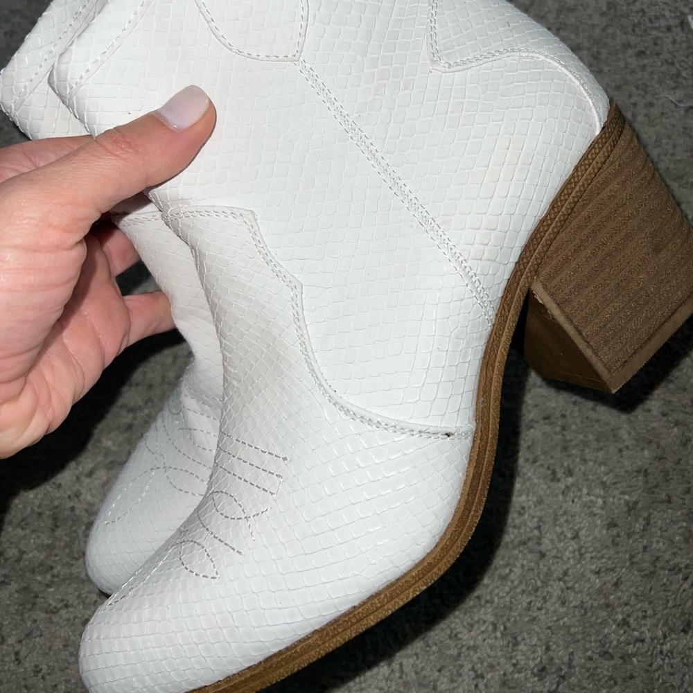 Dirty laundry white western booties size 9.5 never worn NWOT